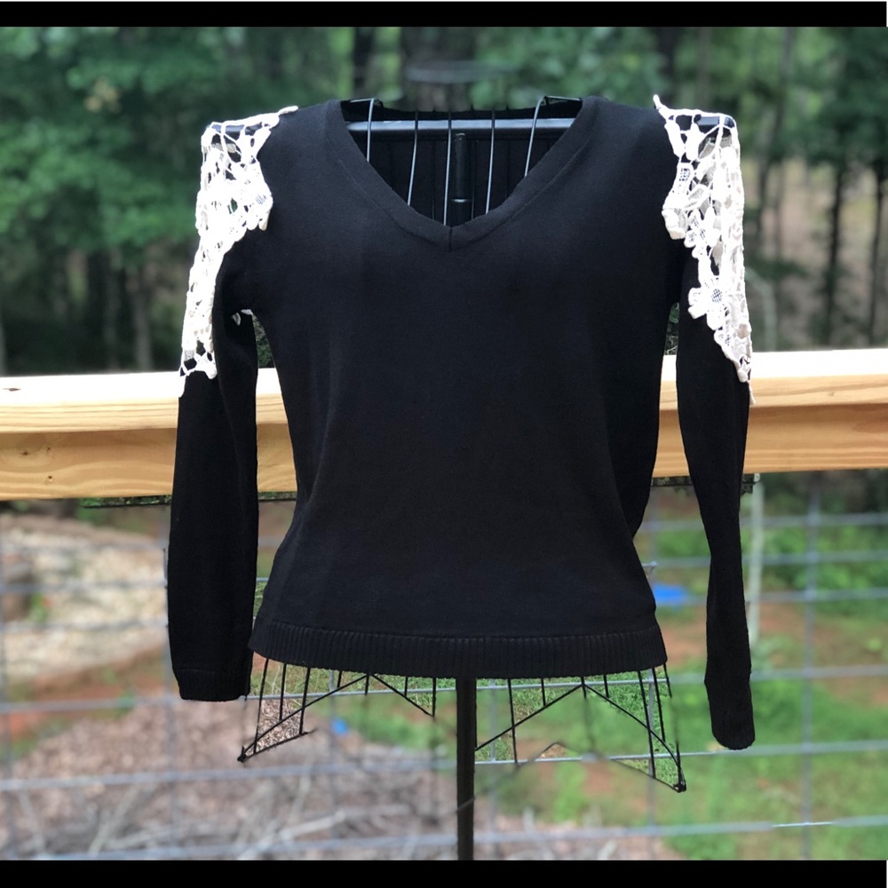En Creme Lace Shoulder Sweater Size Large